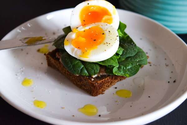 Desayuno saludable con frutas frescas, tostadas y café sobre una mesa clara